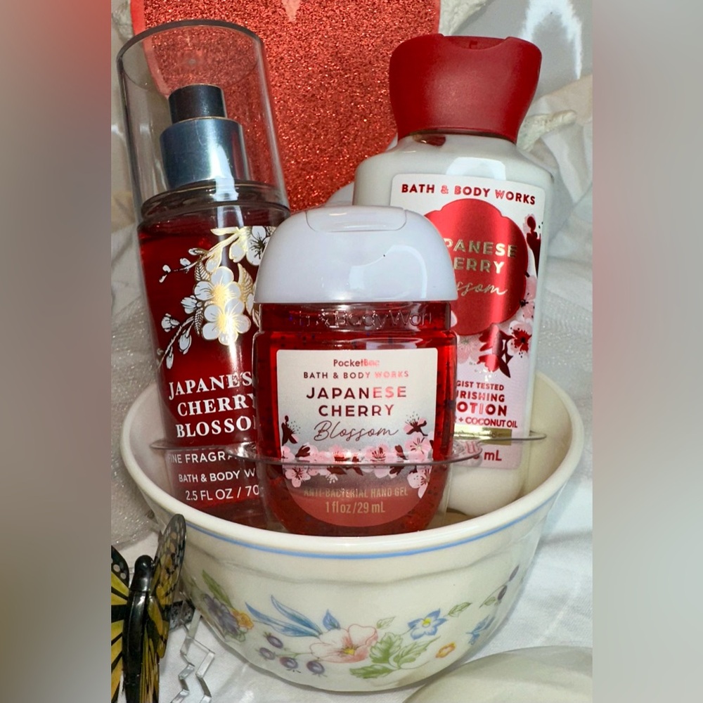 BATH & BODY WORKS JAPANESE CHERRY BLOSSOM COLLECTION GIFT SET